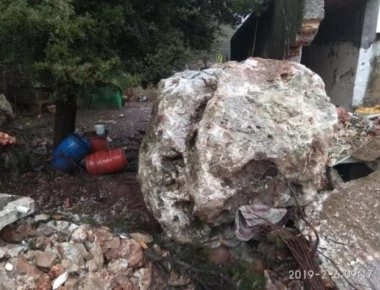 Παραλίγο τραγωδία: Επεσε βράχος 25 τόνων σε σπίτι - Πώς γλίτωσε η γυναίκα (φωτό)